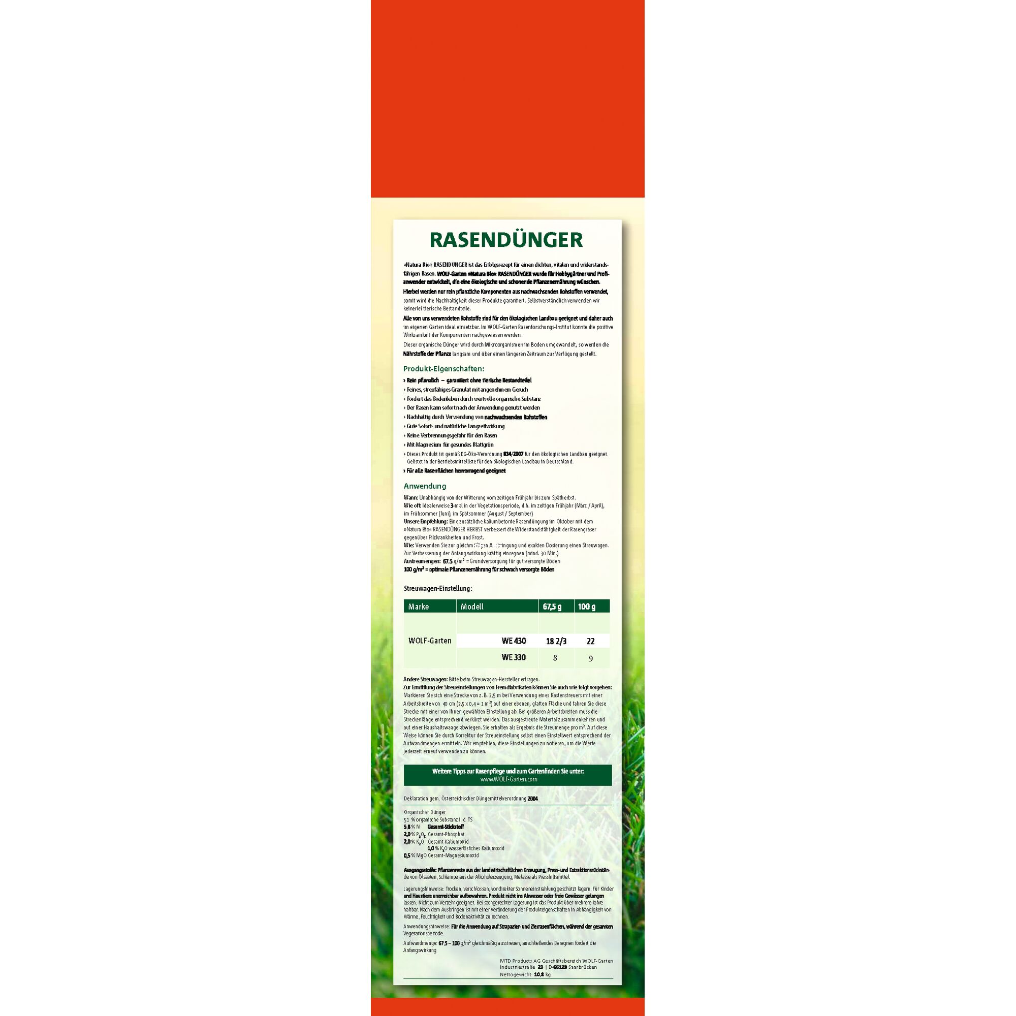 The image shows the back of a WOLFGarten product package featuring lawn fertilizer instructions and information. The package displays detailed German text about product features, usage instructions, and dosage for different models of spreaders. The design includes a red section at the top and bottom, a green grass motif at the bottom, and a central beige panel with all the printed information.