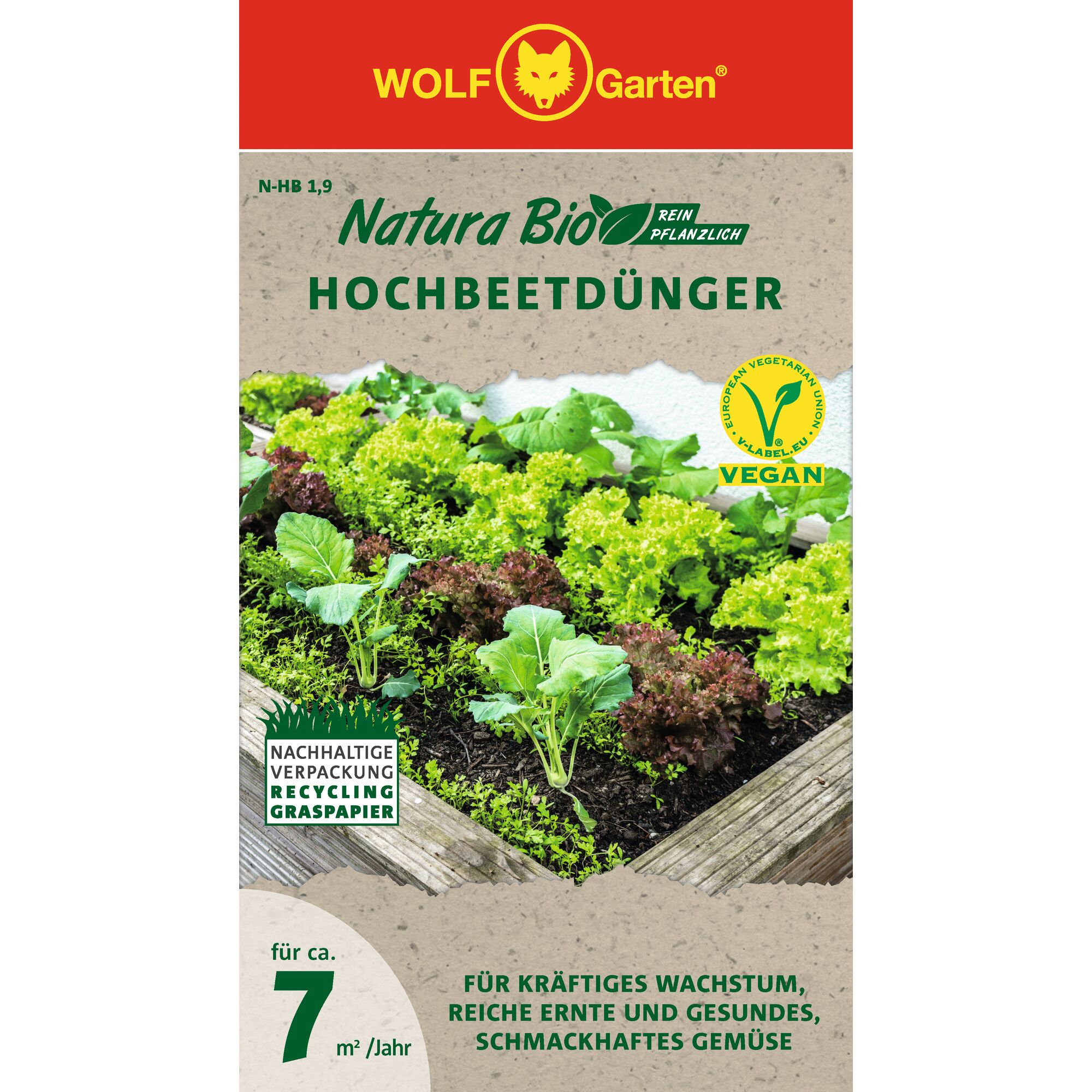 Packaging of WOLF Garten Natura Bio Hochbeetdünger, a vegan, plant-based fertilizer for raised beds. The packaging features images of leafy salad vegetables growing in a raised wooden garden bed, and highlights sustainable, recycled grass paper packaging.
