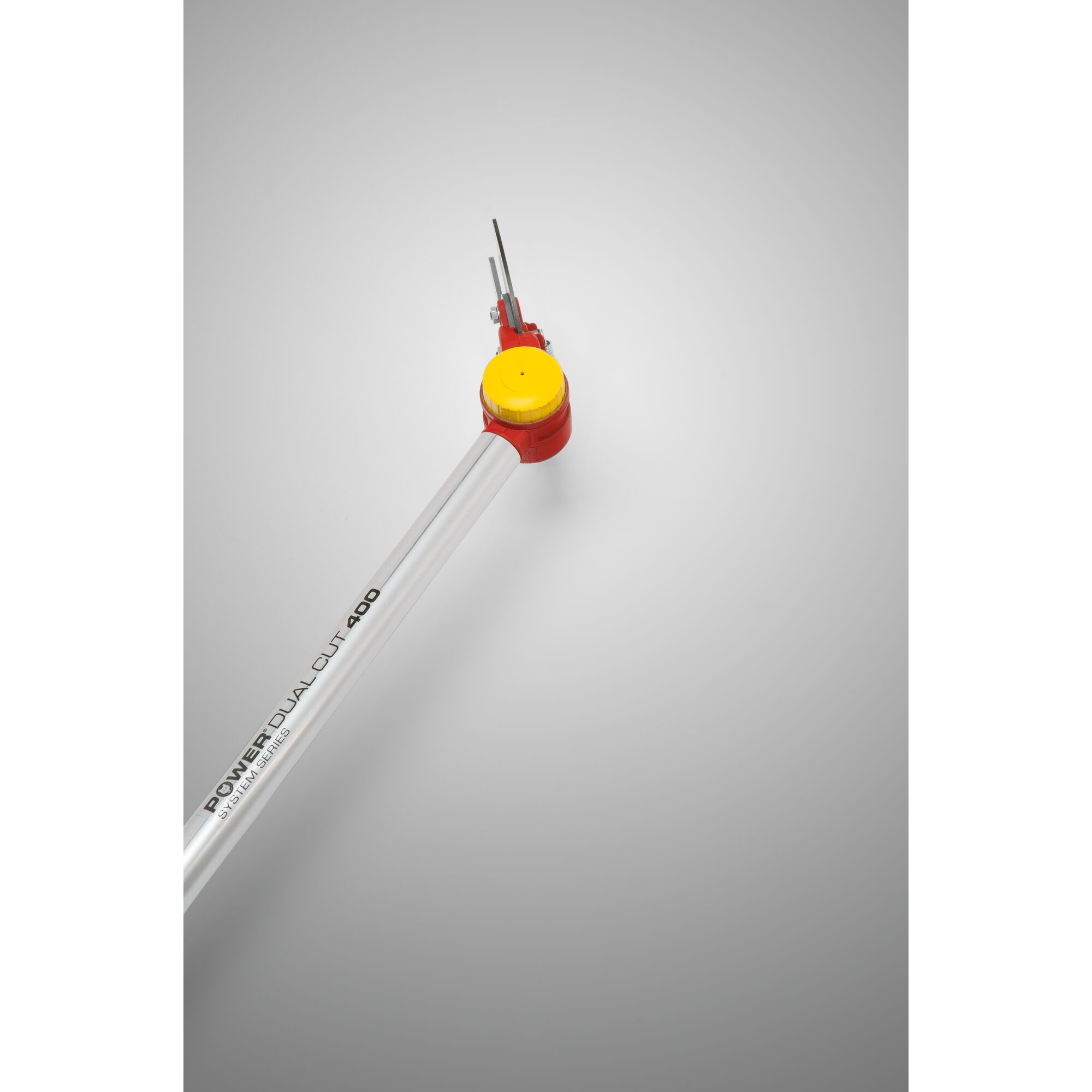 A close-up view of a WOLFGarten POWER DUAL CUT 400 telescopic pruning tool with a red and yellow mechanism and an extended metal handle, suitable for gardening and tree maintenance.